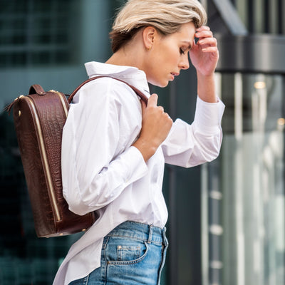 Model met 13 inch laptop rugtas in croco leer